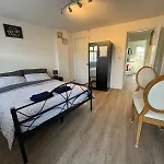 Modern & Cozy Gem - 10Min To City Center - Parking